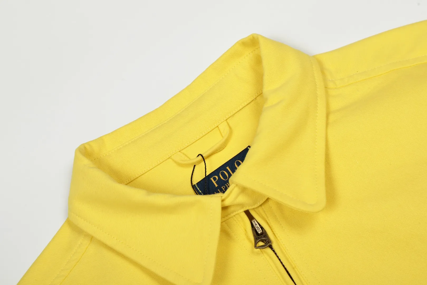 P300 top quality" Style number: 8101# (not off the shelves all year round) [Ralph Lauren/Ralph Lauren old cadre pony embroidered armband POLO jacket] ✅Ralph Lauren Ralph Lauren classic basic American retro old cadre goddess style jacket ✅Pure cotton high-gram heavy wash, soft, comfortable and tangible, upright and textured ✅Customized Vintage bronze double-open zipper head to restore the same quality as the cabinet version ✅This style: White/khaki color. There are waist patterns inside the threads of the collar and cuffs. Please note~ ✅Retro versatile jacket. The upper body is very flattering. Versatile model YYDS~ ✅Versatile for daily wear and work wear. ✅The upper body is simple and easy to wear. A must-have for goddess ootd. Good-looking clothes are never too picky. A must-have in the goddess' wardrobe. Size: S-XL. Color: White, yellow, red, navy, khaki, pink, light blue, olive green.
